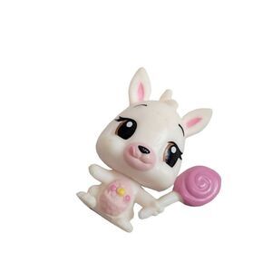 HATCHIMALS COLLEGGTIBLES SWEET SMELLING  FIGURE WHITE KANGAROO w/ LOLLIPOP